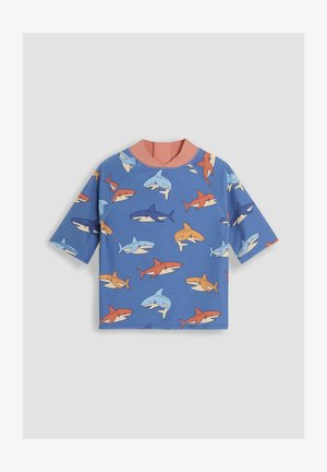 Rövid ujjú rash guard kék színben, színes cápamintákkal. Rugalmas anyagból készült, rózsaszín nyakkal és megerősített varratokkal.