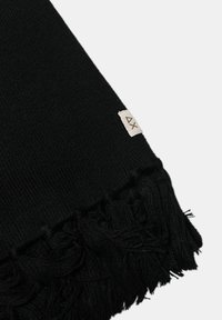 Sciarpa nera lavorata a maglia con una finitura testurizzata, con un bordo frangiato a un'estremità e un piccolo etichetta con logo in un colore chiaro a contrasto.