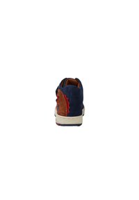 Herrensneaker aus blauen Wildleder mit braunen Lederakzenten und Zickzackschnitt, cremefarbenem Zwischensohlenrand und strukturiertem braunen Futter.