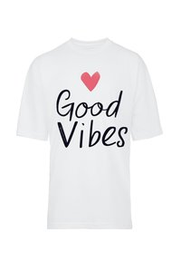 Wit katoenen T-shirt met een rood hart en de tekst "Good Vibes" in marineblauw. Korte mouwen en een ronde hals.