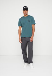 Karl Lagerfeld Jeans MONOGRAM TEE - Apdrukāts T-krekls - balsam