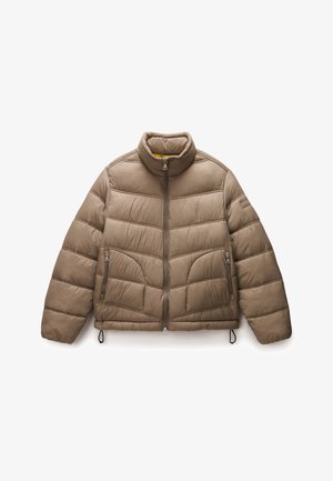 Braune gepolsterte Jacke mit hohem Kragen, vorderem Reißverschluss und zwei seitlichen Taschen. Sie hat ein gestepptes Design und elastische Säume.