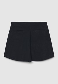 Pantaloni corti in corduroy neri con due tasche a filetto sul retro, mostrati piatti su uno sfondo grigio chiaro.