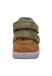 Zelená a hnědá semišová dětská bota s dvěma suchými zipy, kulatou špičkou a bílou gumovou podrážkou. Lehkě polstrovaný límec.