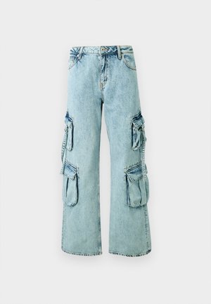 Lichtblauwe denim cargobroek met wijde pijpen, voorzien van meerdere zijzakken en een klassieke knoopsluiting aan de tailleband.