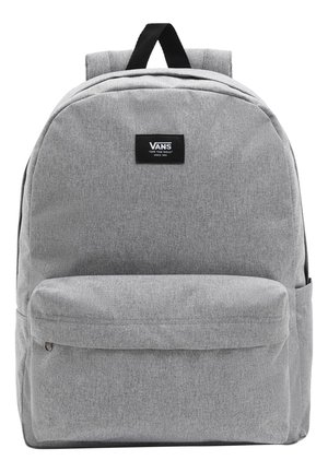 Lysegrå Vans-rygsæk med sort logo-patch, frontlynlås-lomme, polstrede stropper og en stofhåndtagssløjfe på toppen.