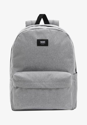 Světlé šedé batoh Vans s černou nášivkou s logem, přední kapsou na zip, polstrovanými popruhy a látkovým úchopem nahoře.