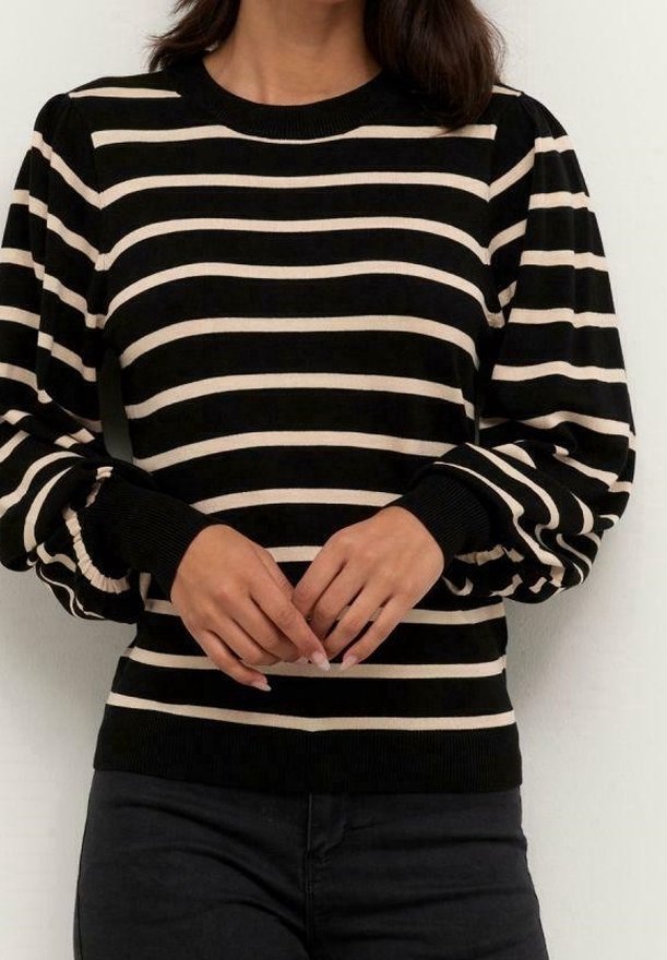 Pull rayé noir et crème avec un col rond, des manches bouffantes et des poignets côtelés. Texture en maille douce avec un motif de couleurs contrastées.