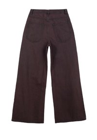 Ciemnobrązowe jeansy o szerokich nogawkach widziane z tyłu, z dwoma tylnymi kieszeniami oraz wysokim pasem z szlufkami na pasek.