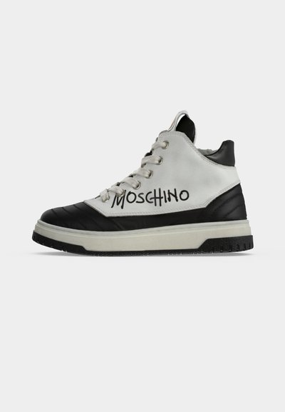 Baskets montantes en cuir noir et blanc avec le logo "MOSCHINO" sur le côté et des œillets argentés pour les lacets.