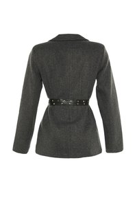 Grijze wollen blazer in een tailored fit, met lange mouwen, een notch-kraag en een zwarte faux leren riem met metalen studs in de taille.