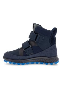 Mörkblå höga sneakers med strukturerad mocka och nätpaneler, dubbla kardborreband och en robust gummisula med blå detaljer.