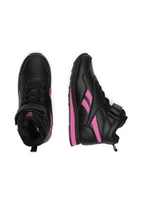Černé vysoké tenisky vyrobené z syntetického materiálu s růžovými akcenty a tkaničkami, s texturovaným povrchem a připevněným popruhem.