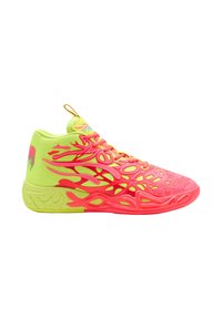 Zapatillas deportivas de neón amarillo y rosa con parte superior de malla, recortes en forma de llama y suela texturizada. Presentan un diseño con cordones seguros y un lazo para tirar.