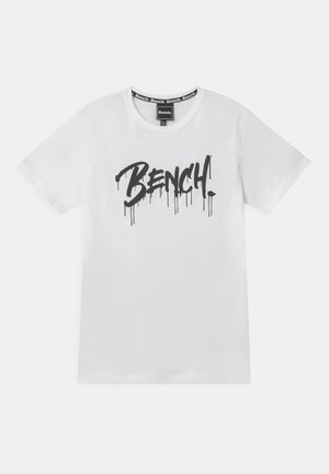 Hvid T-shirt med korte ærmer og sort dryppende "Bench."-logo centreret på brystet samt mærke med branding indvendigt i kraven.