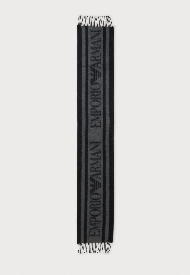 Longue écharpe rayée noire et grise avec des franges aux extrémités et les mots Emporio Armani répétés sur toute sa longueur.