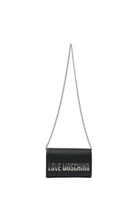 Borsa a tracolla in pelle sintetica nera con una tracolla in catena argentata, caratterizzata dal logo in rilievo "LOVE MOSCHINO" in lettere evidenti sulla parte anteriore.