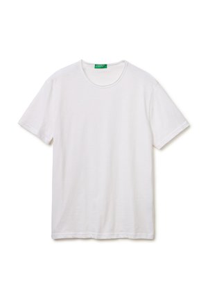 Prosty biały T-shirt z krótkim rękawem i okrągłym dekoltem, ułożony na płasko, z zieloną metką na kołnierzu z napisem „United Colors of Benetton.”