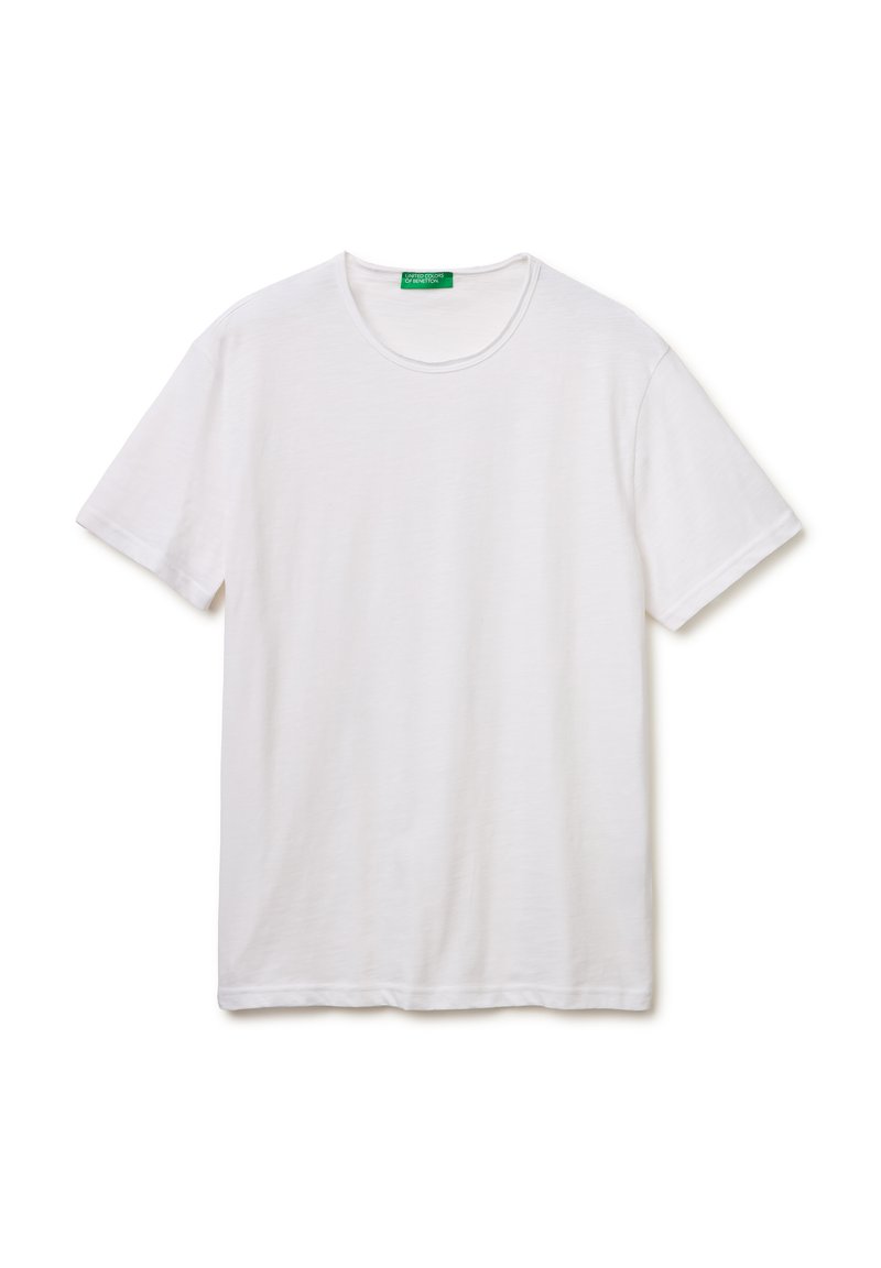 Effen wit T-shirt met korte mouwen en ronde hals, plat neergelegd, met een groen etiket bij de kraag met de tekst "United Colors of Benetton."