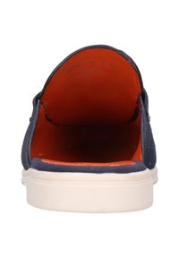 Zapato deslizante azul marino con exterior texturizado, interior naranja y suela blanca. Presenta una punta redondeada y un diseño minimalista.