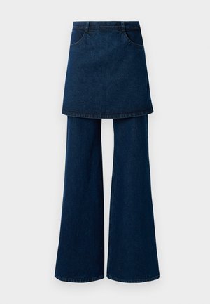 Calças de ganga escuras com sobreposição de saia em camadas, apresentando pernas largas e bolsos, acabadas com uma bainha limpa e costura clássica.