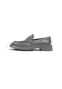 Grijze rubberen loafer-stijl schoen met een gequiltde textuur, ronde neus en een lage plateauzool met een gestructureerd profiel.