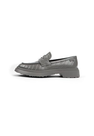 Chaussure mocassins en caoutchouc grise avec une texture matelassée, un bout arrondi et une semelle plateforme basse avec un motif de relief.