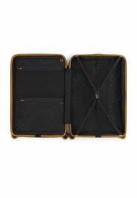 Harde koffer met een oranje rits en accenten. Het interieur is voorzien van zwarte stof, gaasvakjes en compressiebanden om items veilig te bevestigen.