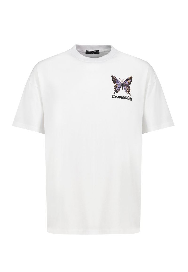 Weißes Baumwoll-T-Shirt mit einem bunten Schmetterlingsmotiv und dem Wort "MITGEFÜHL". Rundhalsausschnitt und kurze Ärmel. Klassische Passform.