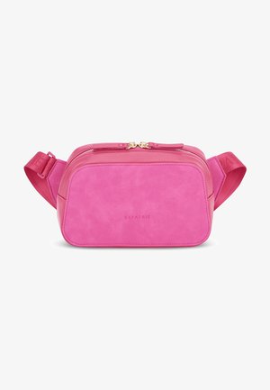 Růžová kožená crossbody taška s hladkým textura, obdélníkový tvar, dvojitý zip a nastavitelný popruh. Zlaté kování jako akcenty.