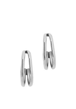 Paire de boucles d’oreilles anneaux en argent poli avec une forme moderne, allongée et une légère ouverture au centre.