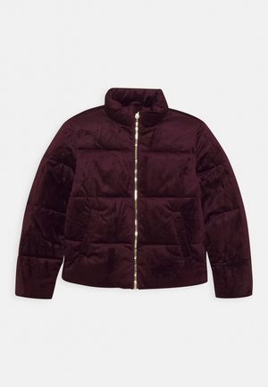 Chaqueta acolchada burdeos con cuello alto, cremallera frontal y acabado texturizado. Presenta acolchado horizontal y bolsillos laterales.