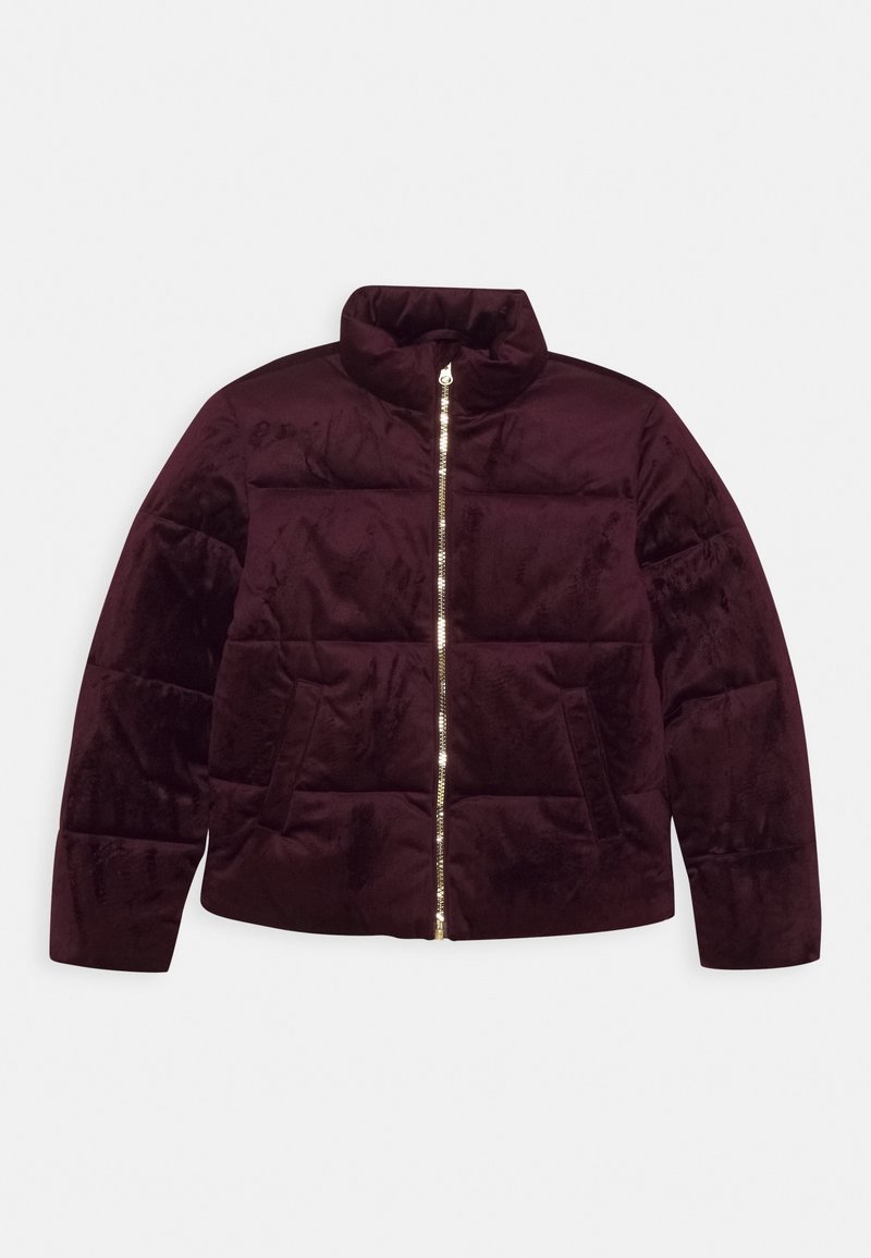 Veste matelassée bordeaux avec col montant, fermeture éclair frontale et finition texturée. Présente un matelassage horizontal et des poches latérales.