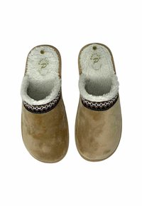 Pantofole in camoscio marrone con fodera in pelliccia sintetica, parte posteriore aperta, fascia intrecciata decorativa e suole imbottite. Etichetta della taglia visibile all'interno.