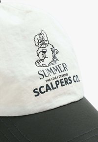 Gorra blanca y negra con un personaje de dibujos animados sosteniendo una bebida, con "VERANO, LA VIDA QUE MEREZCO" y "SCALPERS CO." impresos en negrita.