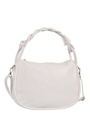 Weiße Lederhandtasche mit geflochtenem Griff, abgerundeter Form und abnehmbarem Schulterriemen mit goldfarbenen Verschlüssen.