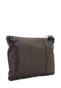 Borsa in pelle marrone con superficie testurizzata, caratterizzata da cuciture a contrasto e un cordino blu. Include dettagli in metallo.