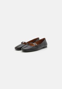 Pantofi plat din piele lacuită negri cu vârf pătrat, având o curea decorativă și o embellisment floral pe partea din față.