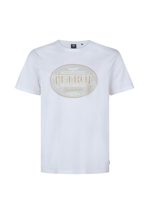 Weißes Baumwoll-T-Shirt mit einem kreisförmigen Grafiklabel in Beige mit den Schriftzügen "PETROL" und "MOTORWORKS" im Vintage-Schriftstil. Rundhalsausschnitt.