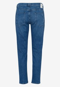 Tmavě modré džíny s rovný řezem, které mají dvě zadní kapsy a minimální šití na pase a na koncích nohavic.