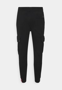 Svarta cargobyxor med en åtsittande design, sidofickor och elastiska muddar. Tillverkade av ett hållbart tyg, med en liten logodetalj.