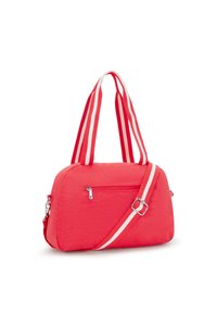 Röd tygväska med dubbla röd- och vitrandiga handtag, avtagbar axelrem och dragkedjeförsedd framficka. Strukturerad yta.