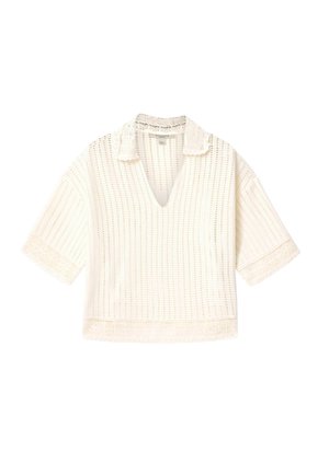 Biały krótki sweter z krótkim rękawem o otwartym splocie, z dekoltem w serek i koronkową lamówką na kołnierzyku, mankietach i dole.