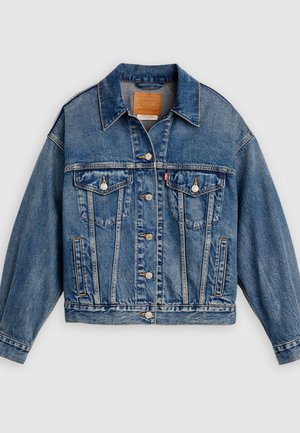 Μπλε τζιν μπουφάν με εμπρόσθιο κούμπωμα με κουμπιά, δύο τσέπες στο στήθος με καπάκια και κουμπιά, πλαϊνές τσέπες και μυτερό γιακά.