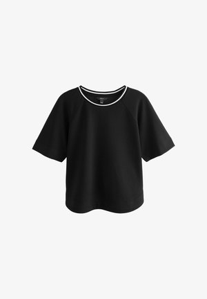 Musta lyhythihainen collegepaita, jossa on pyöreä pääntie ja valkoinen korostusreunus kauluksessa. Valmistettu pehmeästä kankaasta, jossa on rento malli.