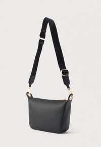 Μαύρο τσαντάκι crossbody από υφή δέρματος με χρυσά εξαρτήματα και ρυθμιζόμενο λουρί από υφασμάτινο υλικό με λογότυπο.