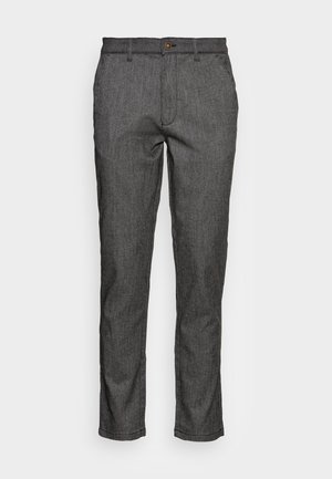 Chinos gris avec un tissu texturé, présentant une coupe droite, des passants de ceinture, une fermeture à bouton à l'avant et des poches latérales.