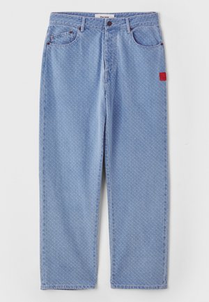 Jean en denim bleu clair avec un motif subtil, jambes droites, cinq poches et une étiquette rouge sur la poche gauche.