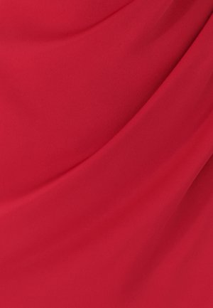 Tejido rojo con una textura suave, que presenta un suave caído y pliegues, destacando su calidad fluida y su rico color.