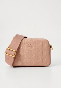 Mala de tiracolo bege em pele vegana com padrões geométricos, alça de tecido ajustável e detalhes em metal dourado. Forma retangular.